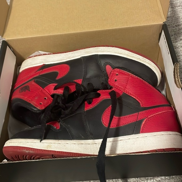 “Banned” Jordan 1 mid 4.5 Y red and black - Picture 1 of 5